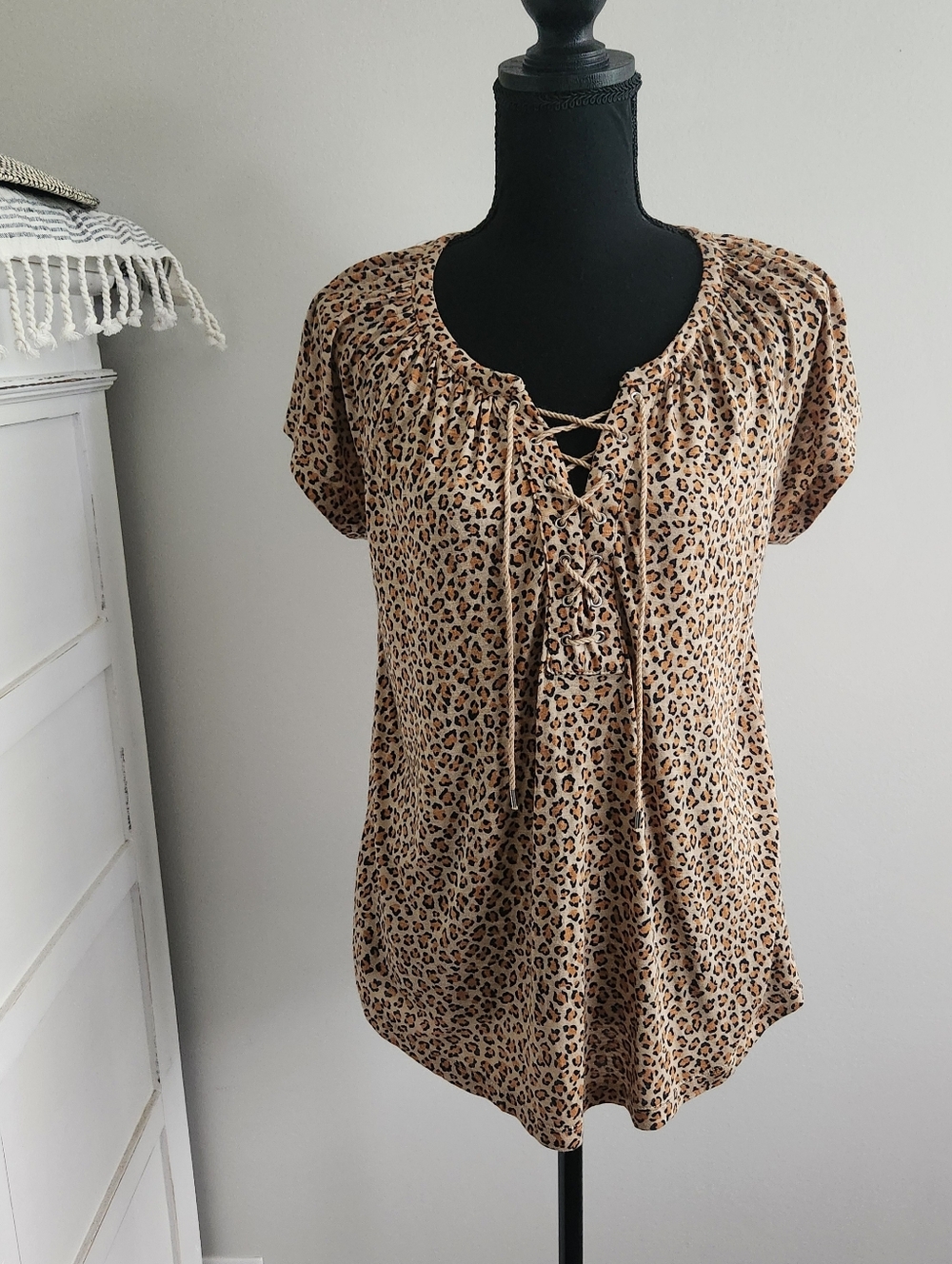 CHAPS INCREDIBLY SOFT LEOPARD PRINT CAP SLEEVE TOP